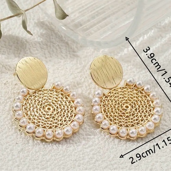 Faux pearl earrings - Picture 3 of 4